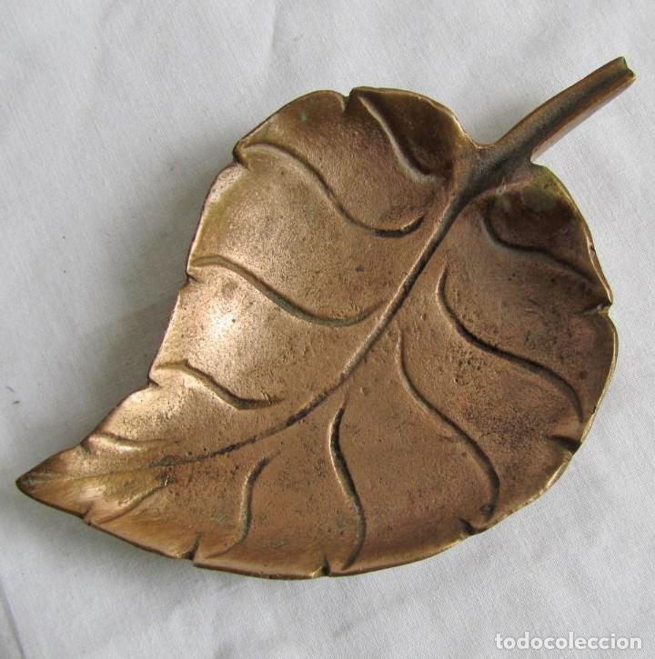 Cenicero de bronce con forma de hoja