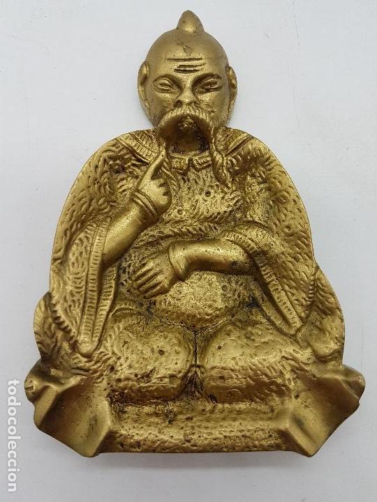 Ceniceros: Original cenicero macizo de bronce con forma de sabio chino en relieve.
