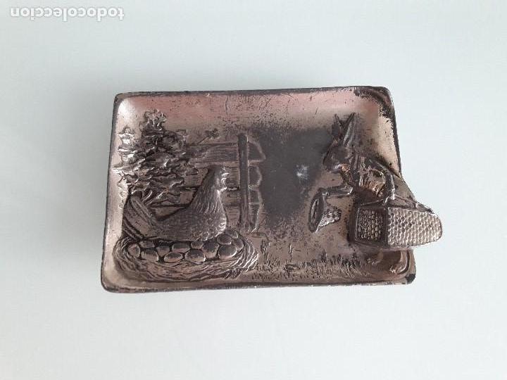 Ceniceros: CENICERO DE METAL DECORADO CON ANIMALES (GALLINA Y CONEJO) - 11 X 7,50 CM.