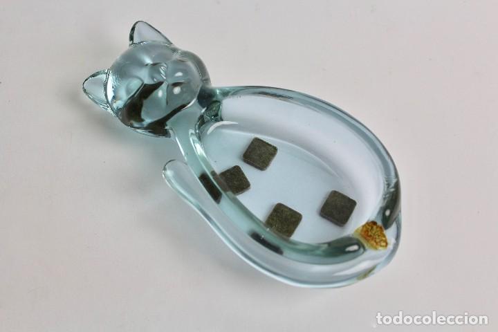 Ceniceros: CENICERO DE CRISTAL TINTADO EN FORMA DE GATO. FINALES S.XX.