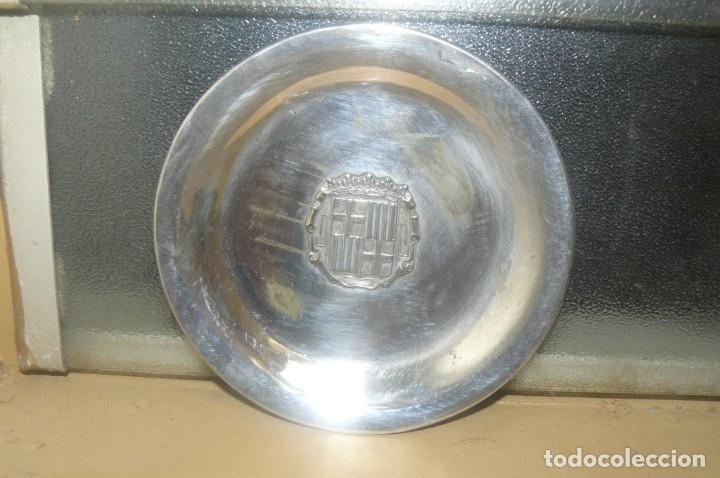 Cinzeiros: ANTIGUO CENICERO MET&Aacute;LICO CON EL ESCUDO DE BARCELONA