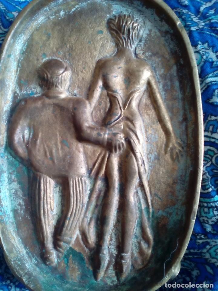 Ceniceros: cenicero en bronce con motivo erotico