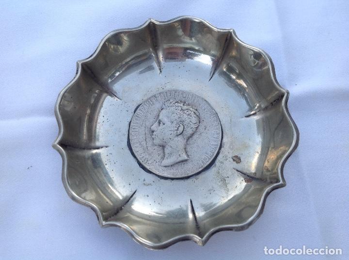 Cendriers: Cenicero de metal plateado con relieve de Alfonso XII