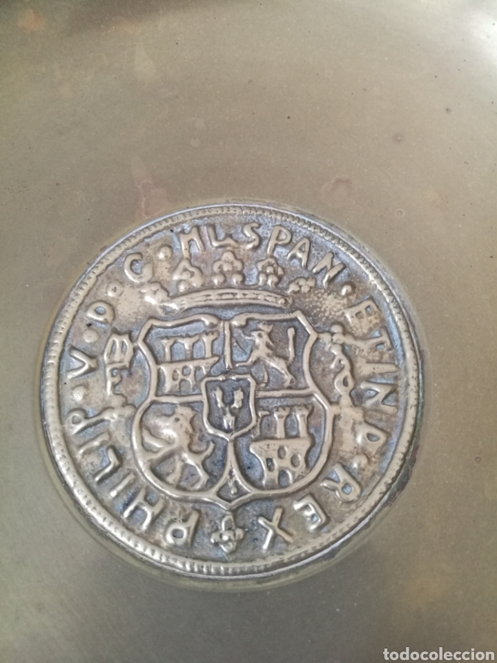 Cinzeiros: Ceniceros en bronce con medalla o moneda con escudo de Castilla y Felipe V
