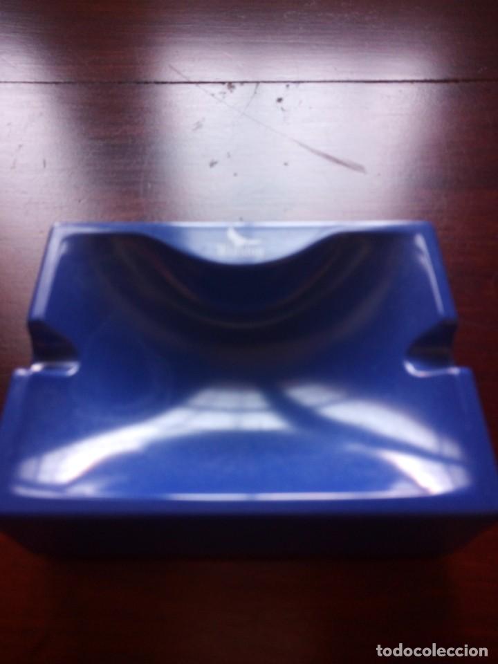 Ceniceros: Cenicero, Winston, pl&aacute;stico duro azul. - Foto 1