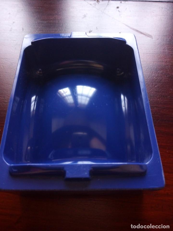Ceniceros: Cenicero, Winston, pl&aacute;stico duro azul. - Foto 3