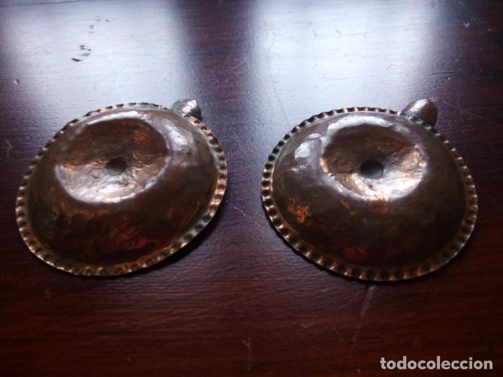 Ceniceros: Pareja de ceniceros metal con relieve. - Foto 2