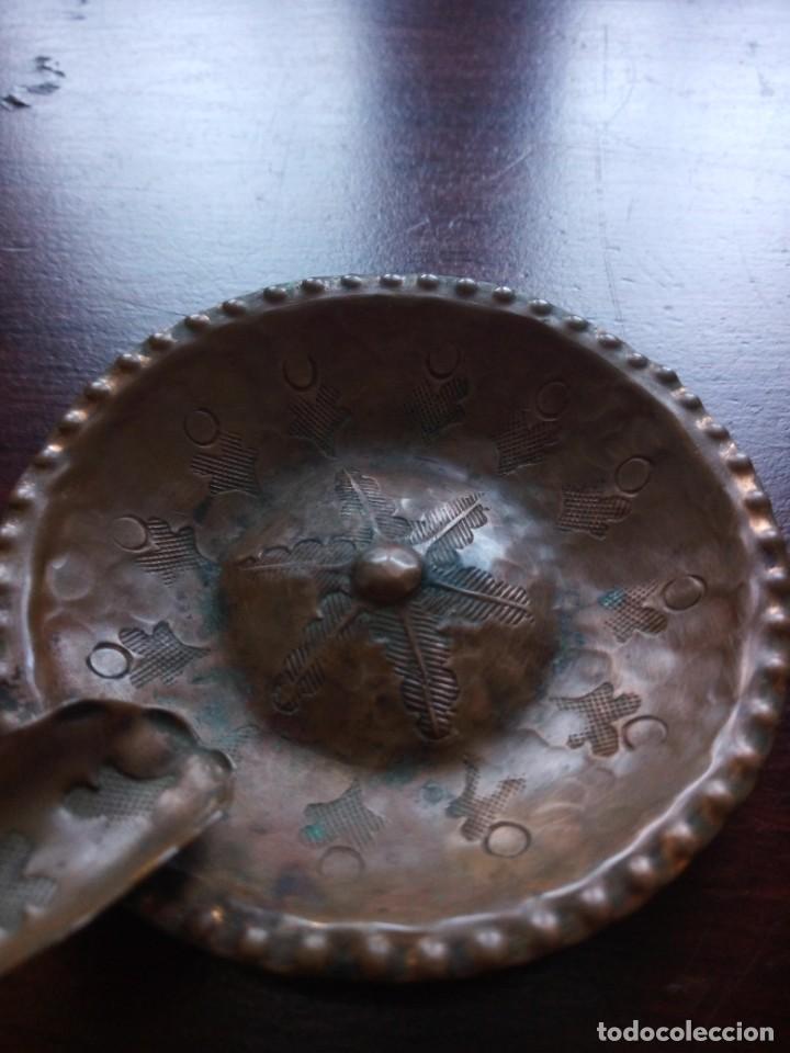 Ceniceros: Pareja de ceniceros metal con relieve. - Foto 3