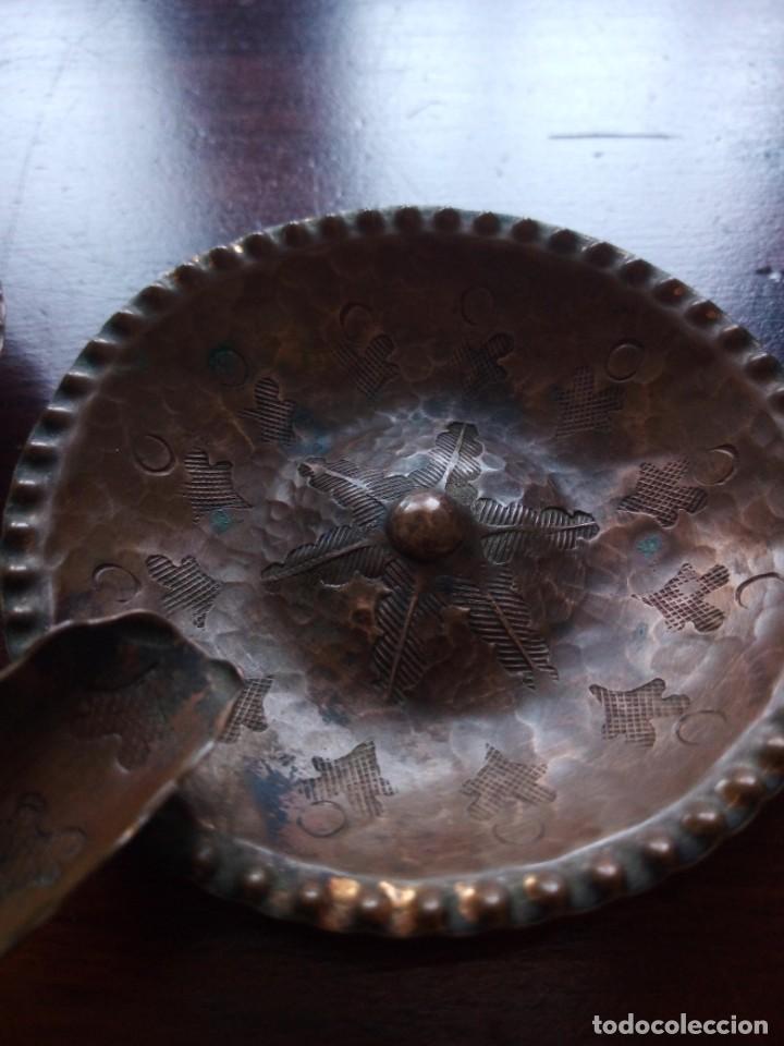 Ceniceros: Pareja de ceniceros metal con relieve. - Foto 4
