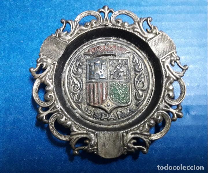 Cinzeiros: CENICERO MET&Aacute;LICO EN COLOR CON RELIEVES, ESCUDO Y CORONA DE ESPA&Ntilde;A