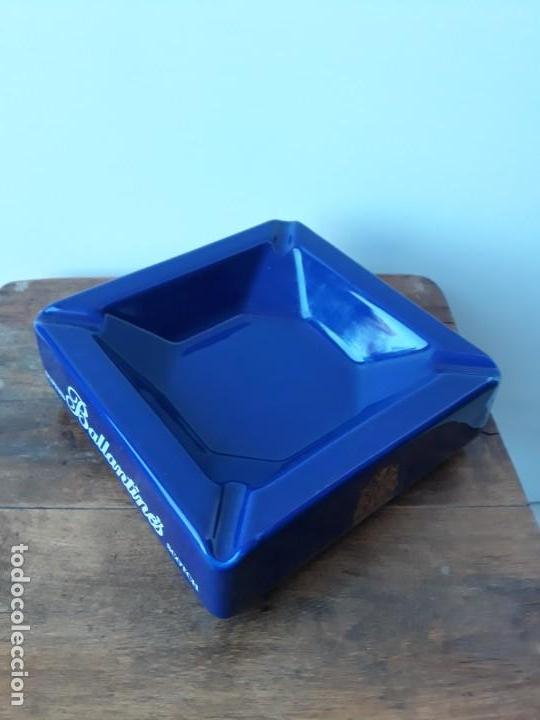Ceniceros: cenicero vintage de color azul. Ballantine's whisky