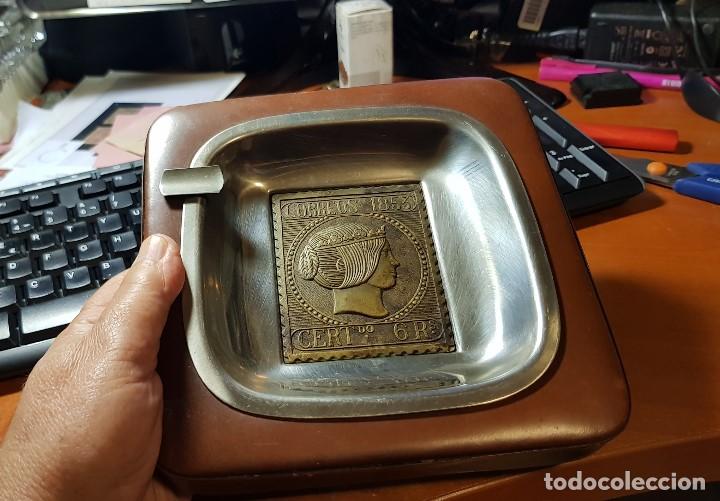 Cinzeiros: Cenicero  Piel y bronce  con Sello en metal  Vintage   Isabel II