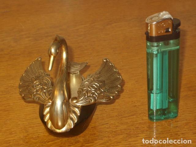 Ceniceros: CENICERO CISNE MODERNISTA O ART-DECO.