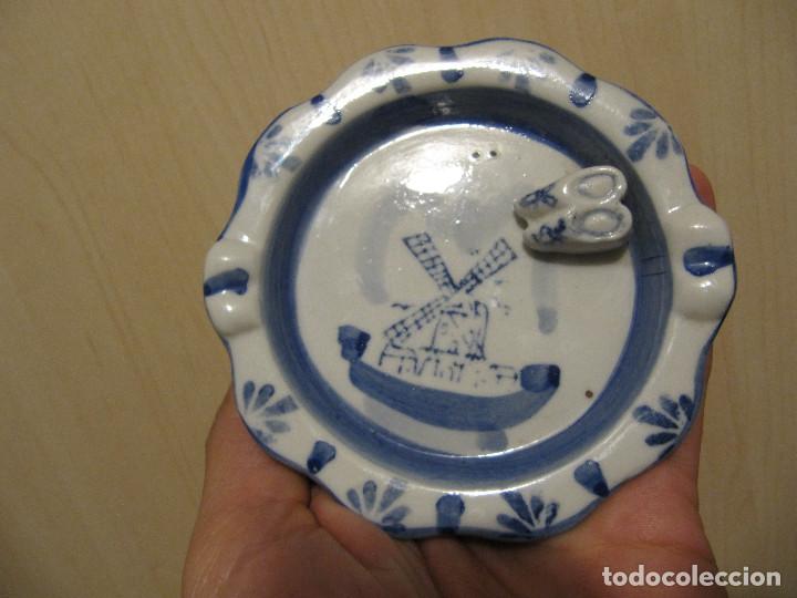 Cendriers: Antiguo cenicero en porcelana DELFT ( Holandesa ), con zuecos en relieve.