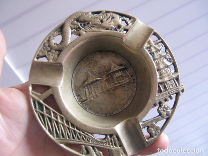 Aschenbecher: ANTIGUO Y ORIGINAL CENICERO EN BRONCE/LATON LABRADO ESCENAS ORIENTALES