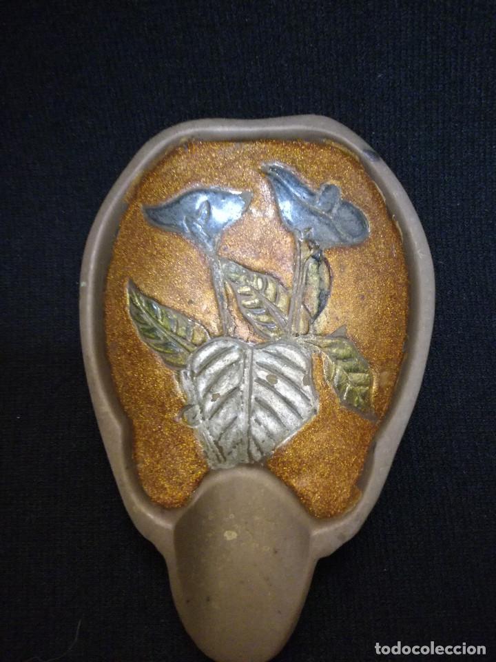 Ashtrays: CENICERO DE BRONCE esmaltado - MOTIVO FLORES CALAS