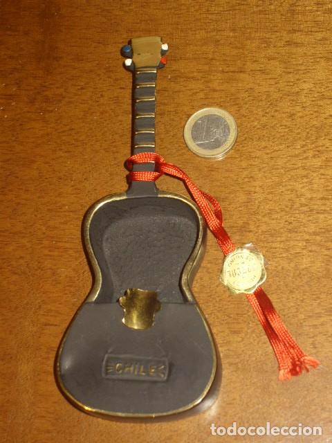 Ceniceros: CENICERO DE BRONCE CON FORMA DE GUITARRA. - Foto 1