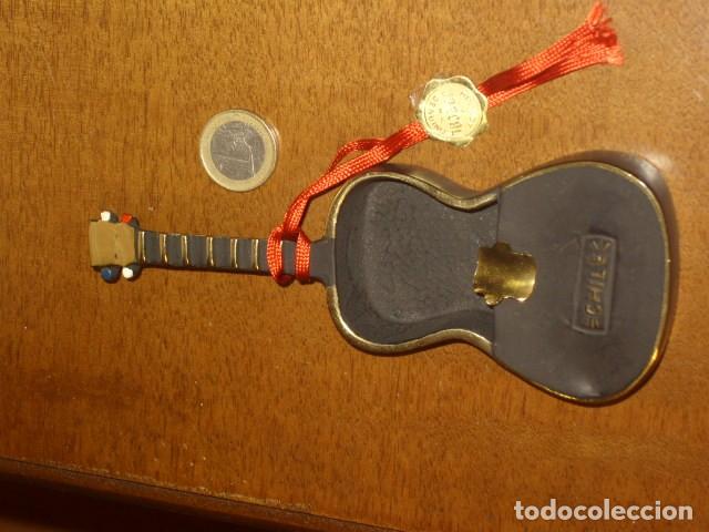 Ceniceros: CENICERO DE BRONCE CON FORMA DE GUITARRA. - Foto 2