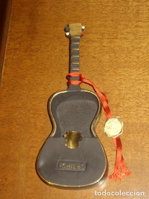 Ceniceros: CENICERO DE BRONCE CON FORMA DE GUITARRA. - Foto 4