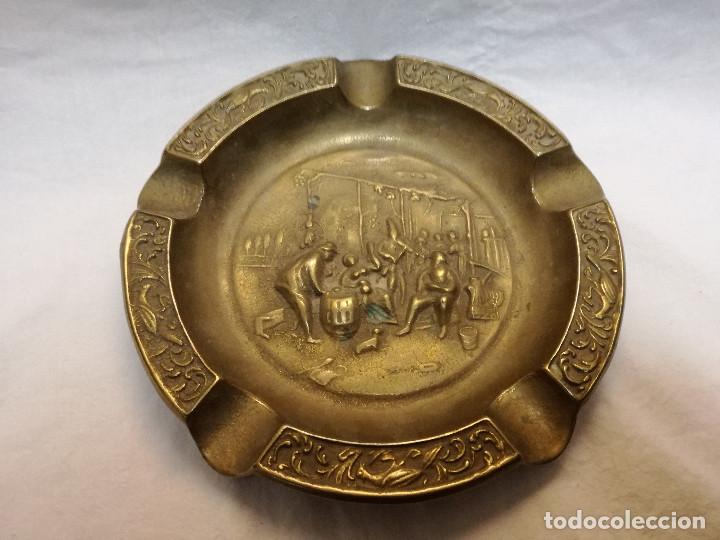 Cendriers: ANTIGUO CENICERO DE BRONCE / LATON - CON ESCENA EN RELIEVE