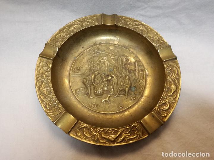 Cendriers: ANTIGUO CENICERO DE BRONCE / LATON - CON ESCENA EN RELIEVE