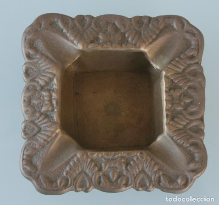 Cendriers: CENICERO DE BRONCE MACIZO CON RELIEVES - MEDIDAS 7,5 X 7,5 X 2 CM &ndash; PESO 136 GR.