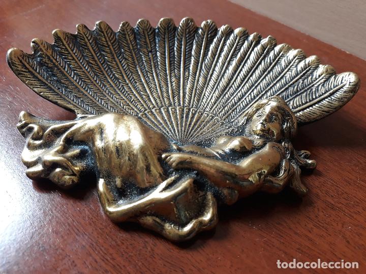 Aschenbecher: Antiguo jabonera cenicero en bronce- mujer de &eacute;poca y abanico