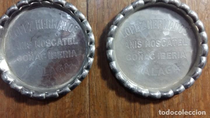 Ceniceros: 2 ceniceros de metal de propaganda. L&oacute;pez Hermanos An&iacute;s Moscatel, co&ntilde;ac Iberia M&aacute;laga