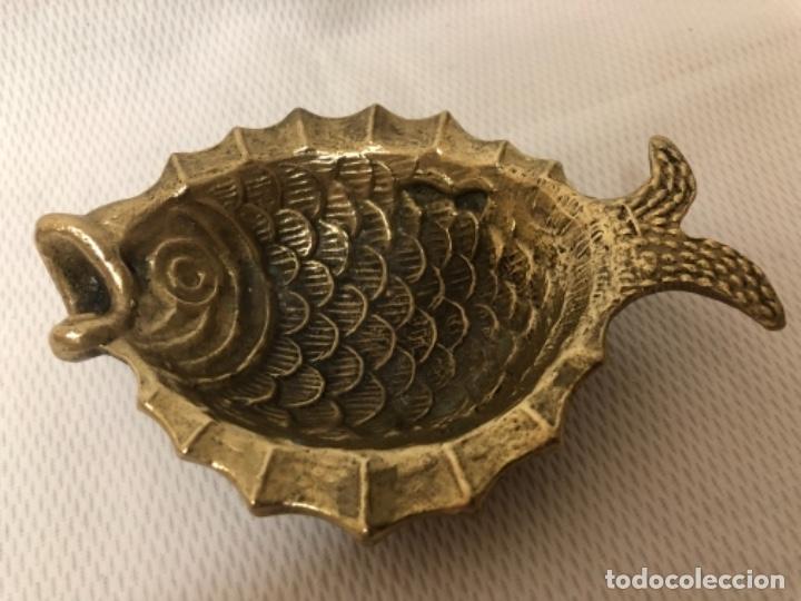 Ceniceros: BONITO CENIZERO EN BRONCE , EN FORMA DE PEZ