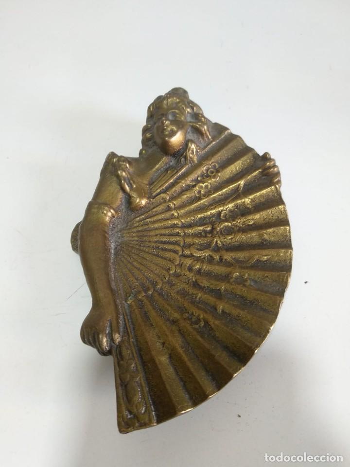 Cendriers: ANTIGUO CENICERO BRONCE MUJER CON ABANICO