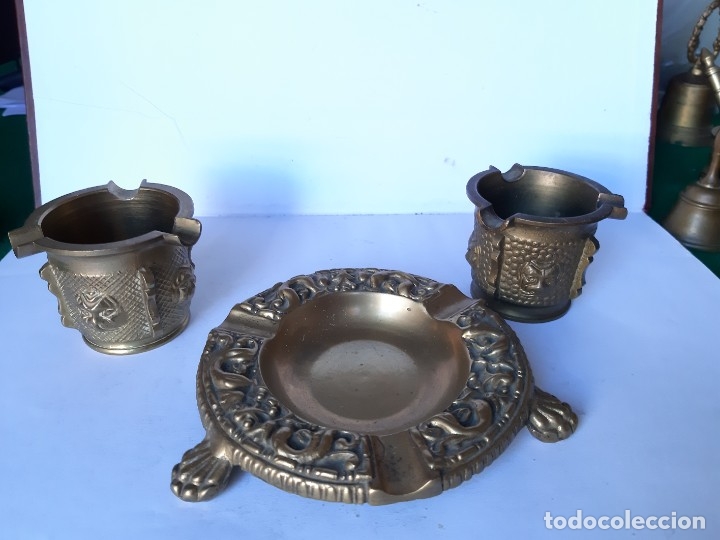 Cendriers: LOTE DE TRES ANTIGUOS CENICEROS DE BRONCE