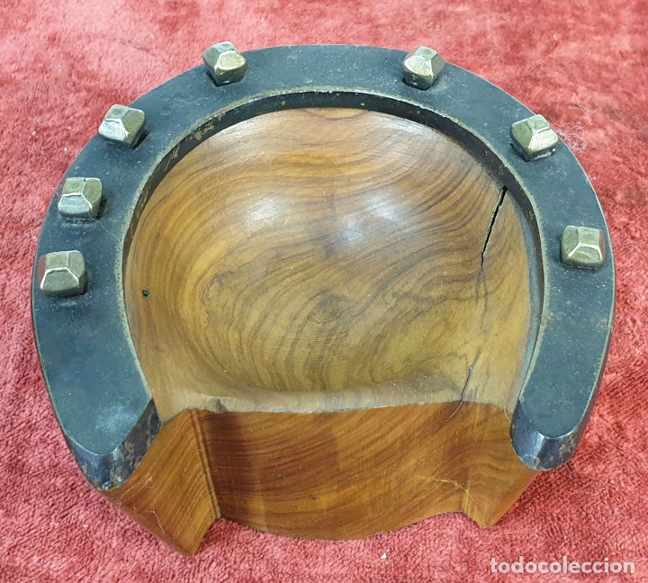 Cendriers: CENICERO EN FORMA DE HERRADURA. MADERA Y METAL. CIRCA 1960.