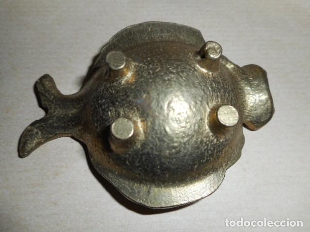 Ceniceros: Cenicero bronce en forma de pez - Foto 2