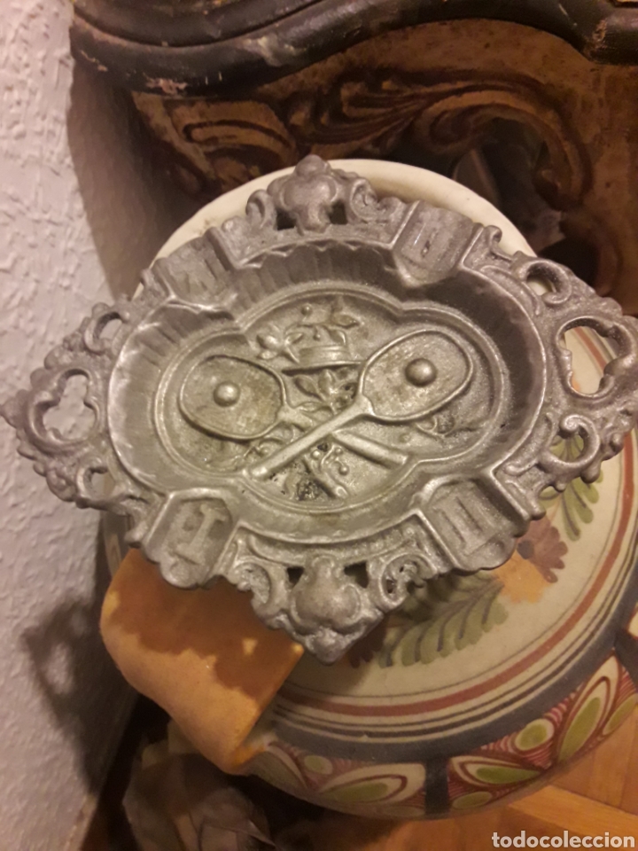 Ceniceros: Antiguo cenicero de peltre, modernista
