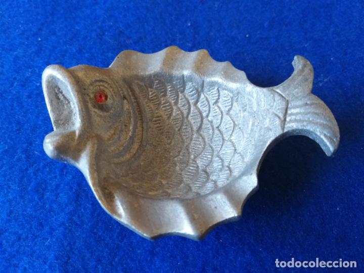 Ceniceros: Cenicero de metal. Forma de pez. Largo 7 cm.