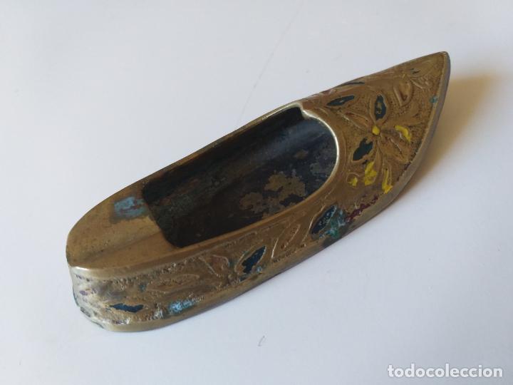Ceniceros: Cenicero forma de zapato. Tipo albarca &aacute;rabe.