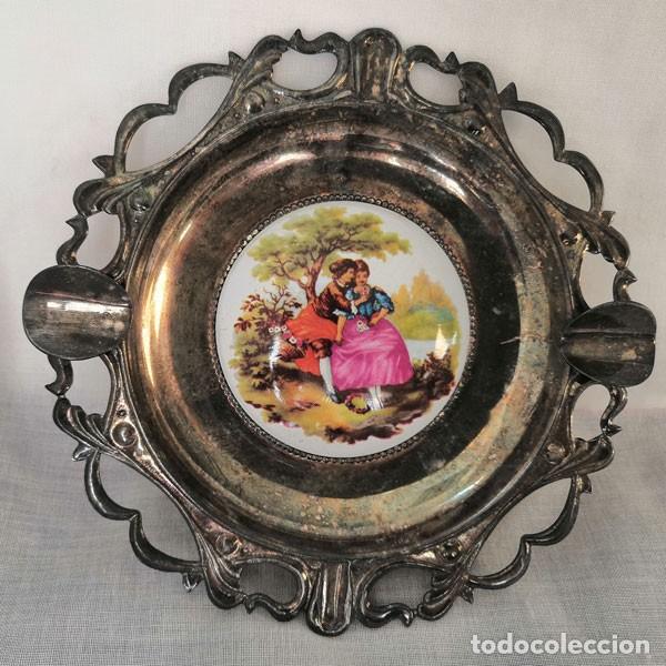 Cendriers: CENICERO DE METAL CON PLACA DE CER&Aacute;MICA DECORADA CON MOTIVOS ROM&Aacute;NTICOS