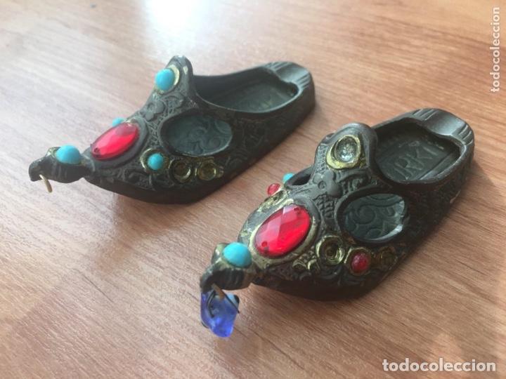 Cendriers: Babuchas bronce con bisuter&iacute;a. Ceniceros incensario. TURQUIA