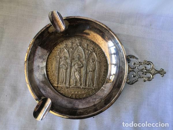 Aschenbecher: GRAN CENICERO DE METAL LABRADO