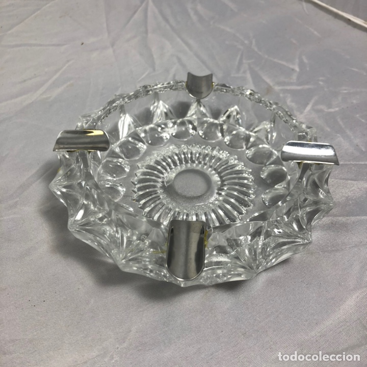 Cendriers: Bonito cenicero de cristal tallado con u&ntilde;as metalicas, 13 cm de diametro