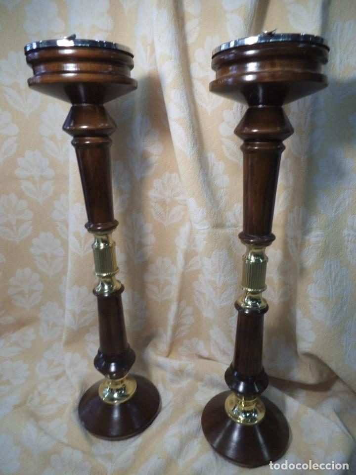 Aschenbecher: PAREJA DE CENICEROS DE PIE
