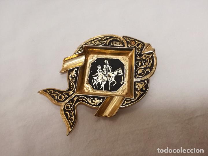 Cendriers: ANTIGUO CENICERO DE METAL - MOTIVO DON QUIJOTE DE LA MANCHA - FORMA DE PEZ