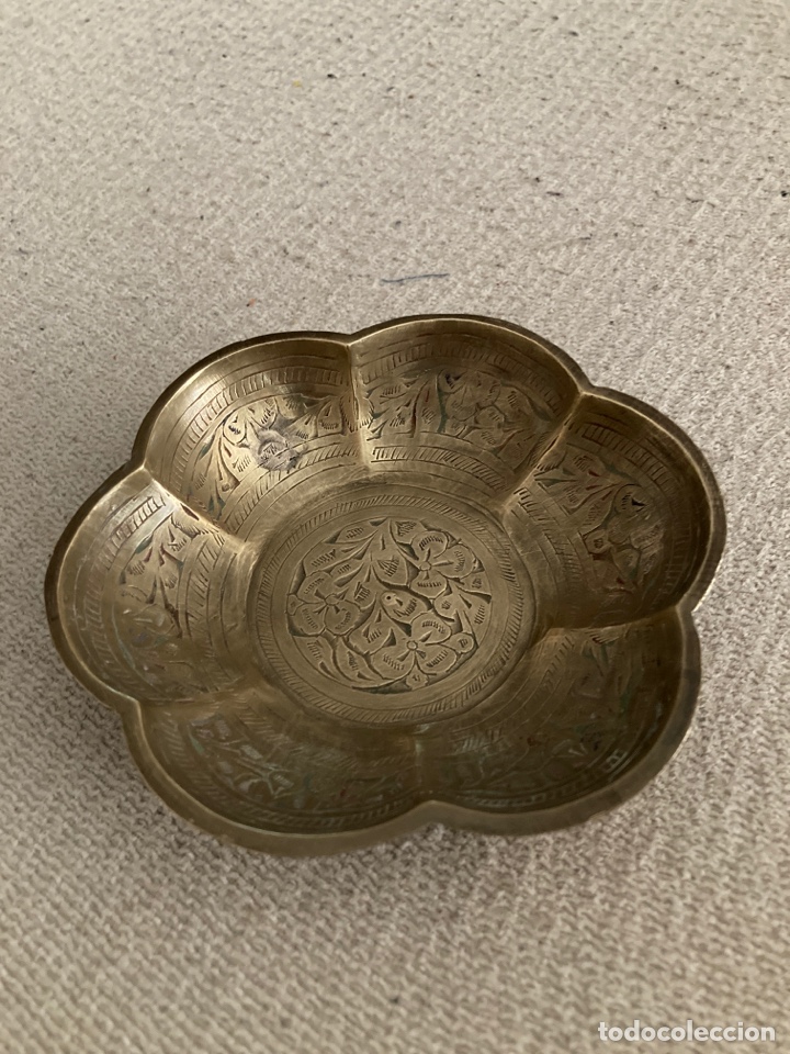 Ceniceros: Cenicero de bronce antiguo con esgrafiados