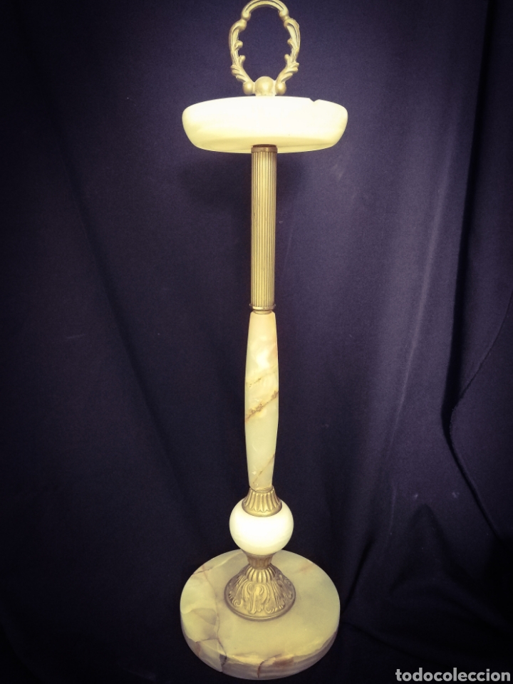 Cinzeiros: MAGN&Iacute;FICO CENICERO DE PIE EN M&Aacute;RMOL Y BRONCE REPUJADO S. XIX. 75 CM ALTURA.