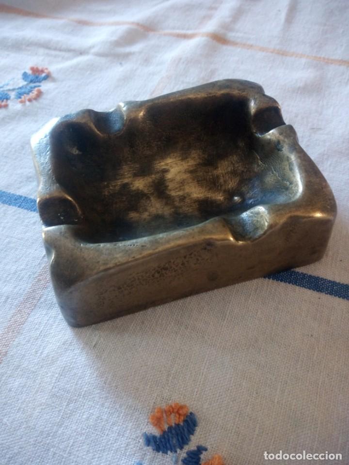 Ceniceros: Antiguo cenicero hecho de bronce. - Foto 1