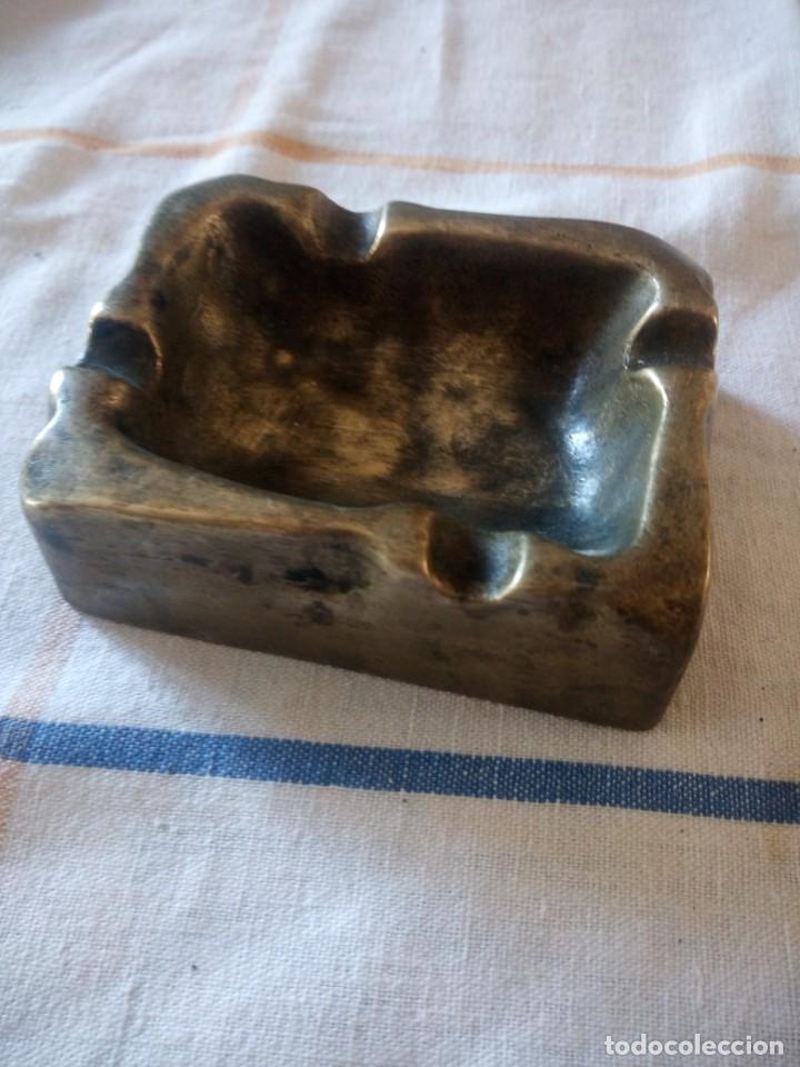 Ceniceros: Antiguo cenicero hecho de bronce. - Foto 2