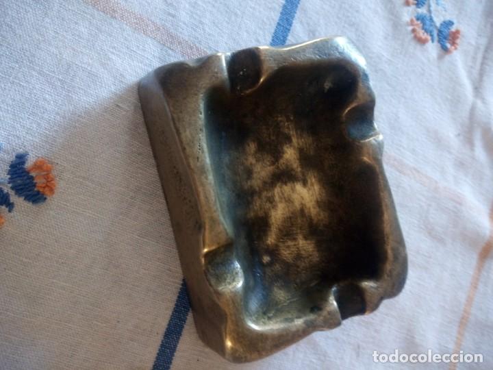Ceniceros: Antiguo cenicero hecho de bronce. - Foto 3