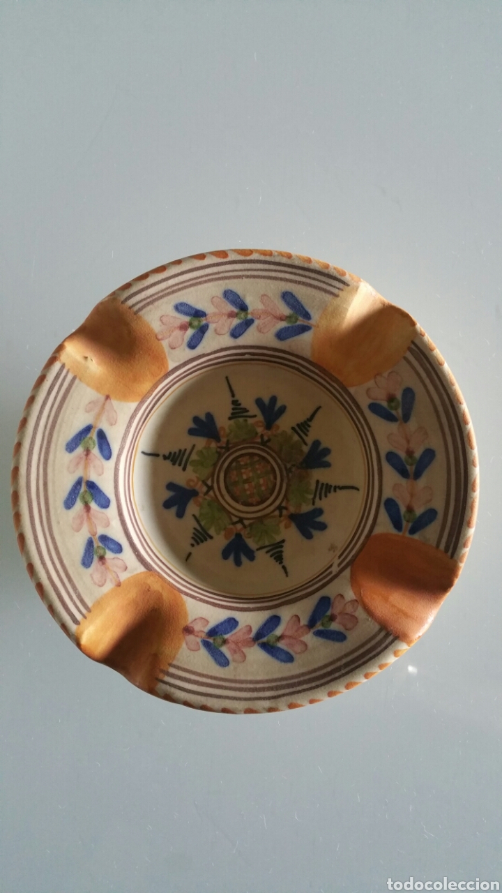 Aschenbecher: Cenicero de cer&aacute;mica pintado a mano.