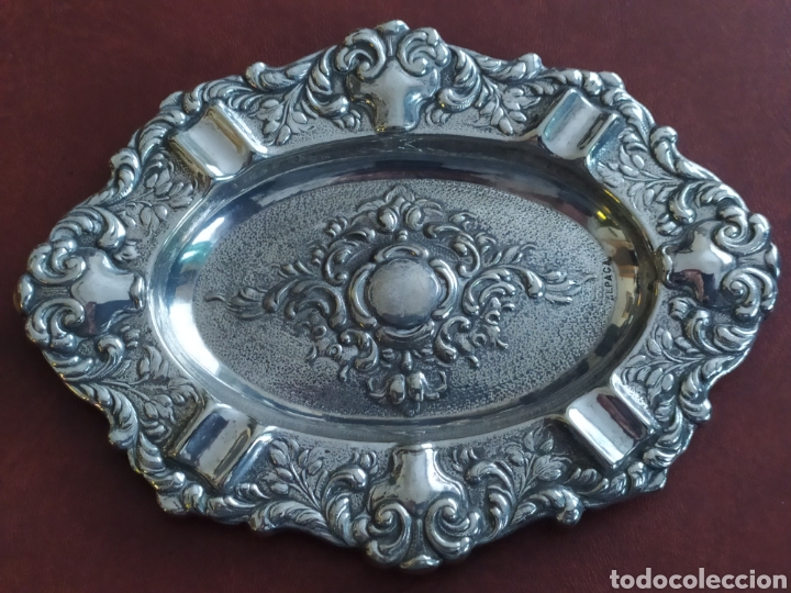 Ashtrays: Antiguo cenicero alpaca repujado 15cm