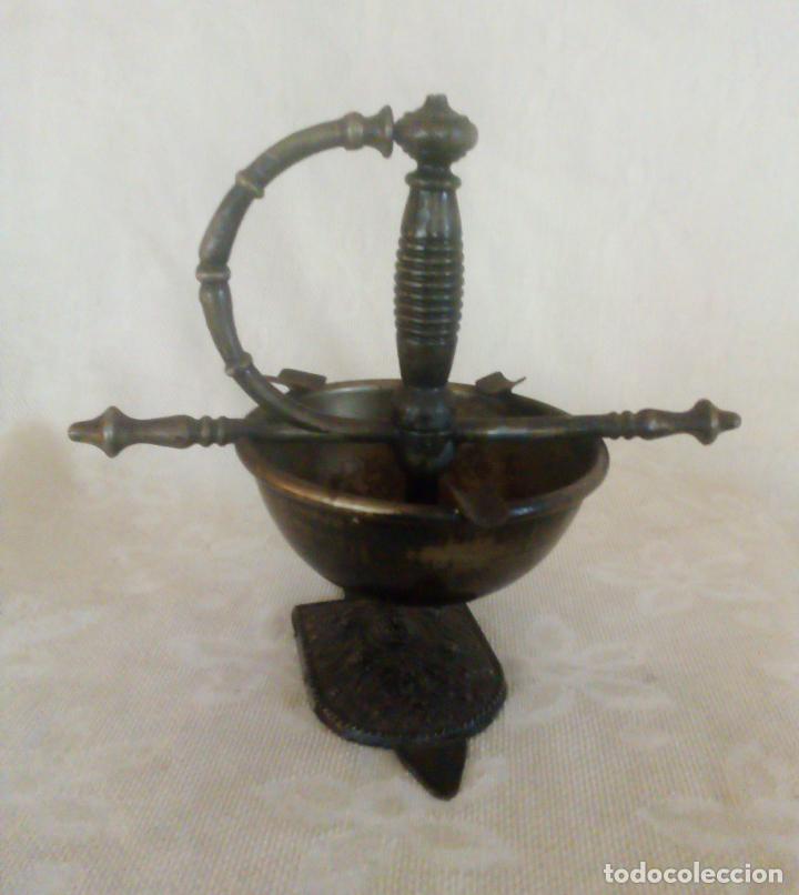 Ceniceros: CENICERO CON EMPU&Ntilde;ADURA DE ESPADA Y ESCUDO DE TOLEDO.
